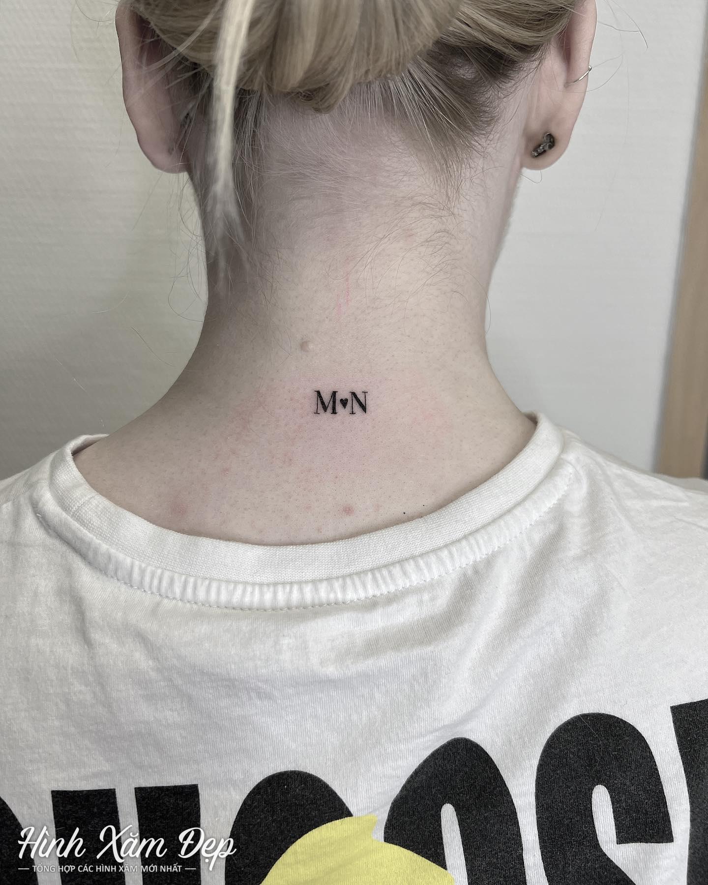 Hình xăm chữ mini sau gáy