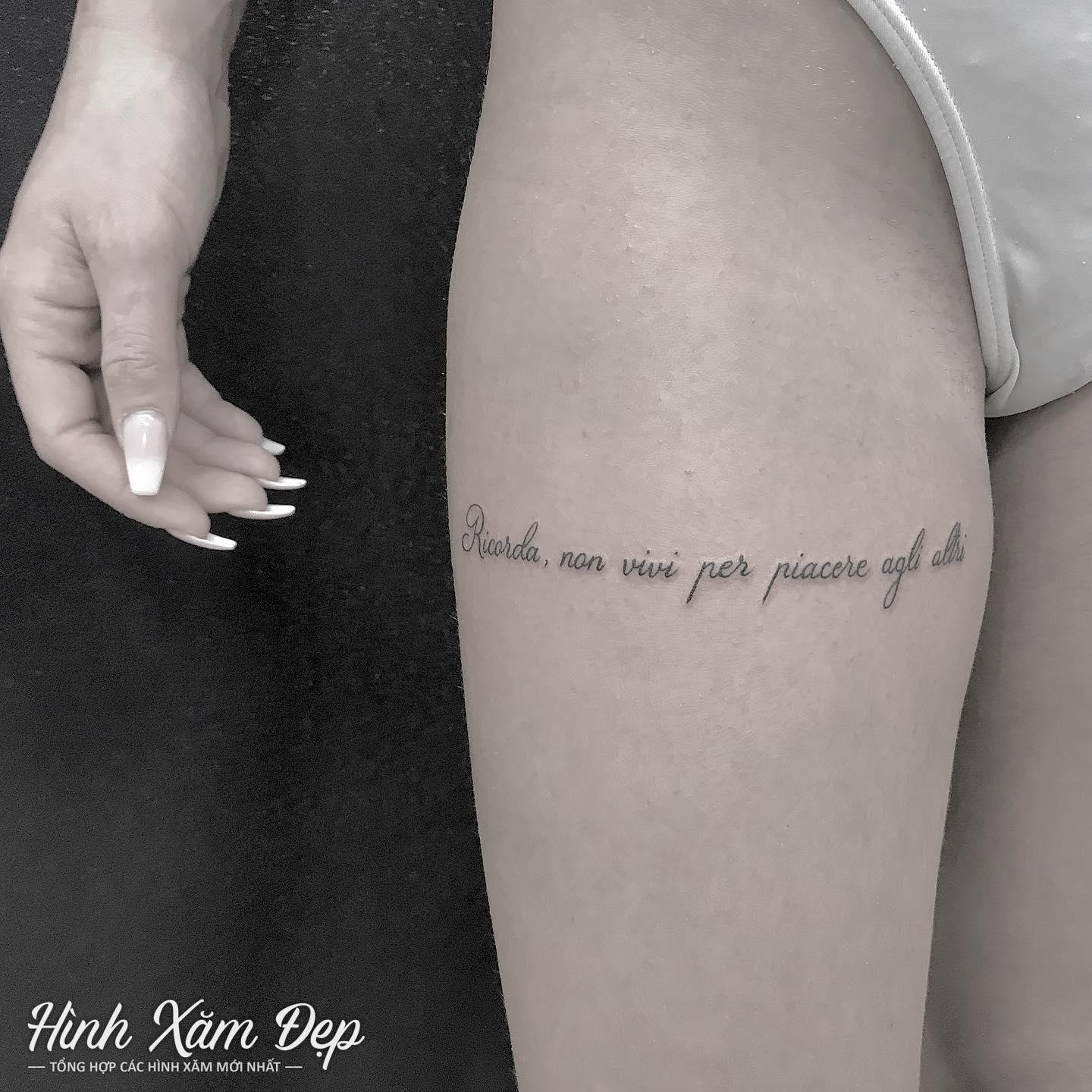 Hình xăm chữ ngang bắp đùi