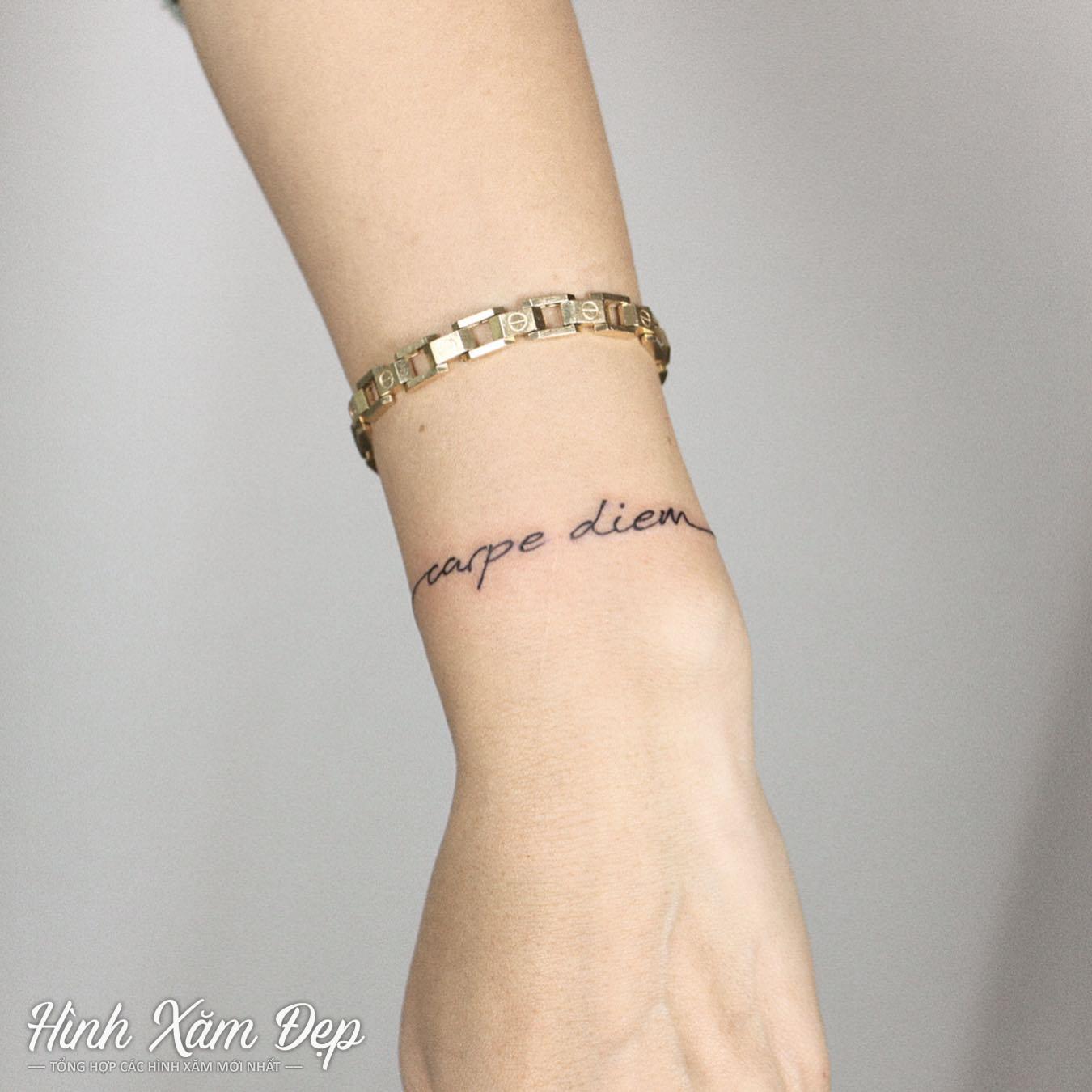 Hình xăm chữ ngang cổ tay cho nữ
