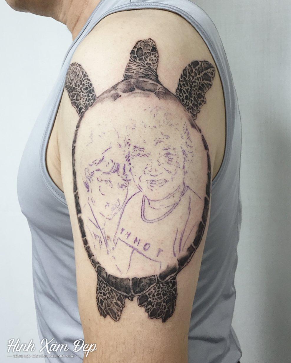 Hình xăm chú rùa outline bắp tay
