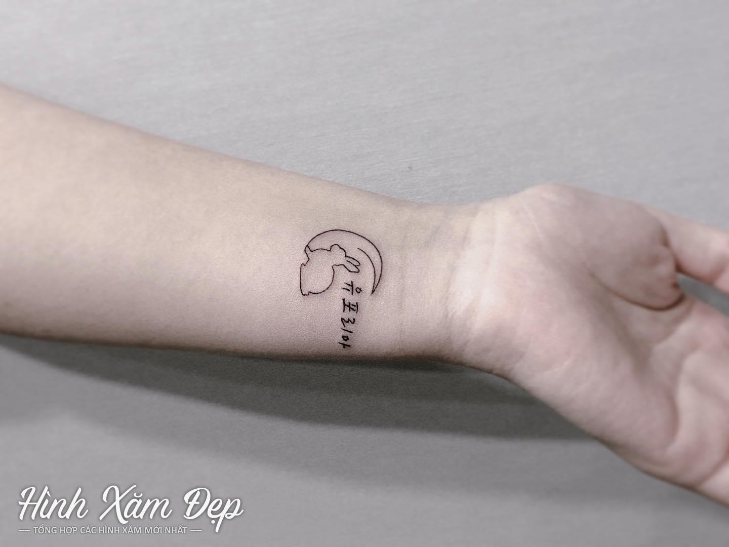 Hình xăm chú thỏ con kết hợp chữ hàn ở cổ tay