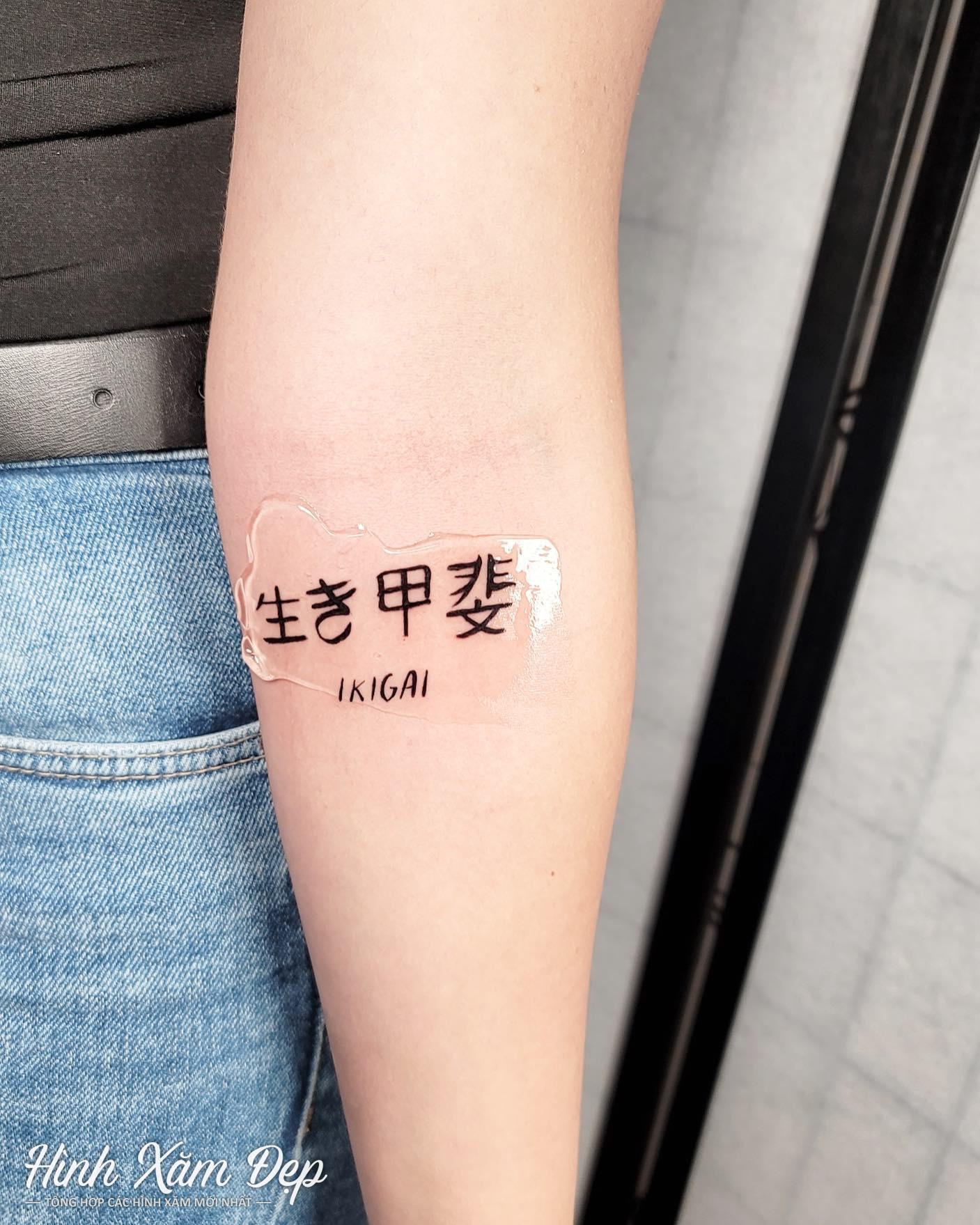 Hình xăm chữ trung cánh tay