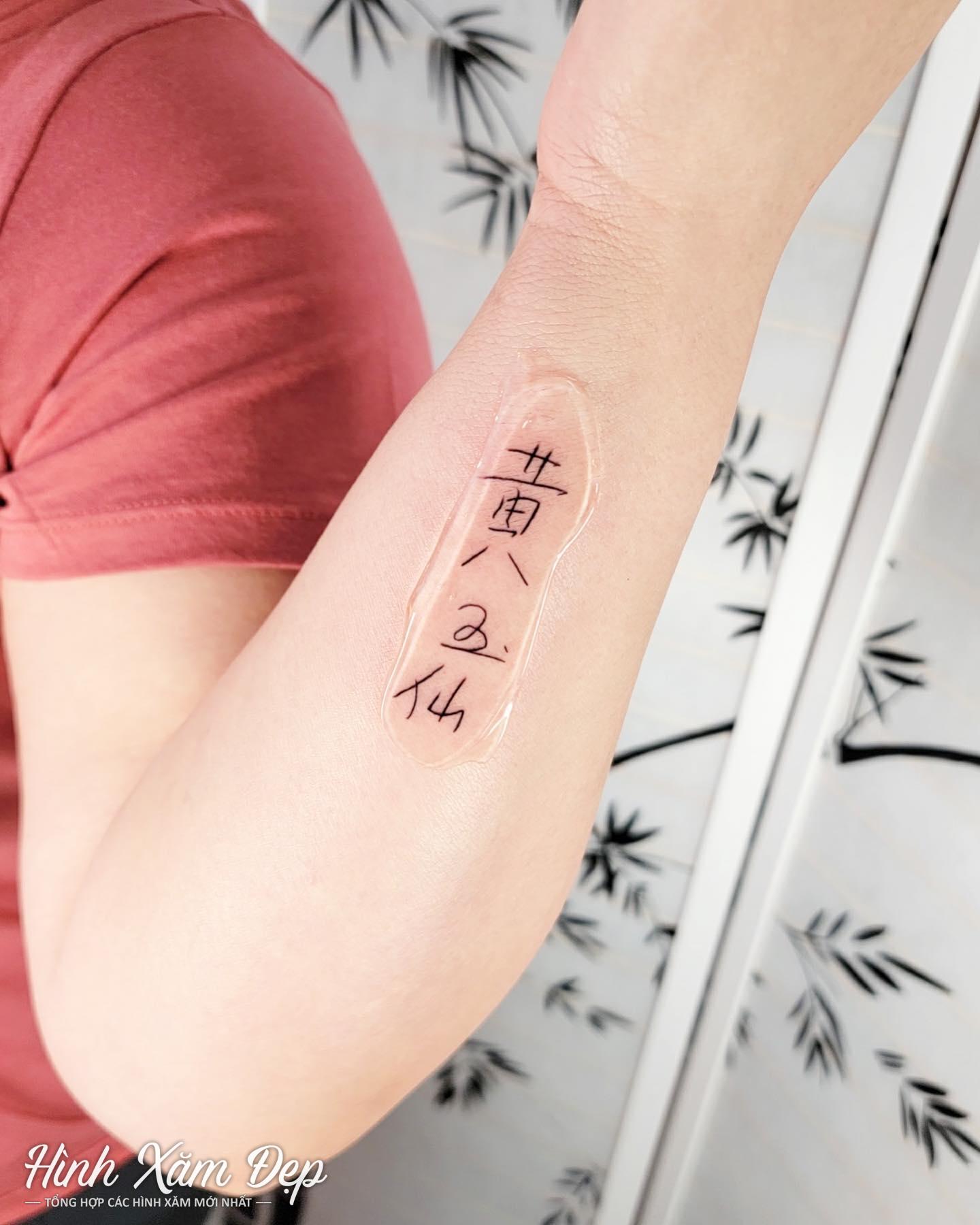 Hình xăm chữ trung mini cánh tay