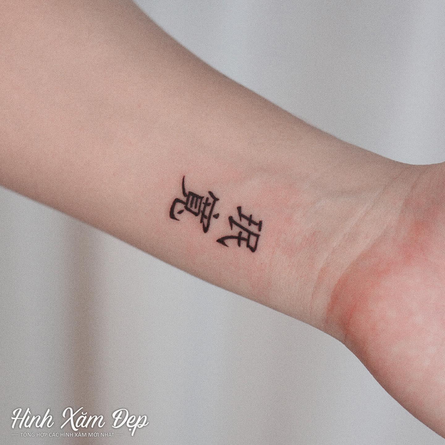 Hình xăm chữ trung mini cổ tay