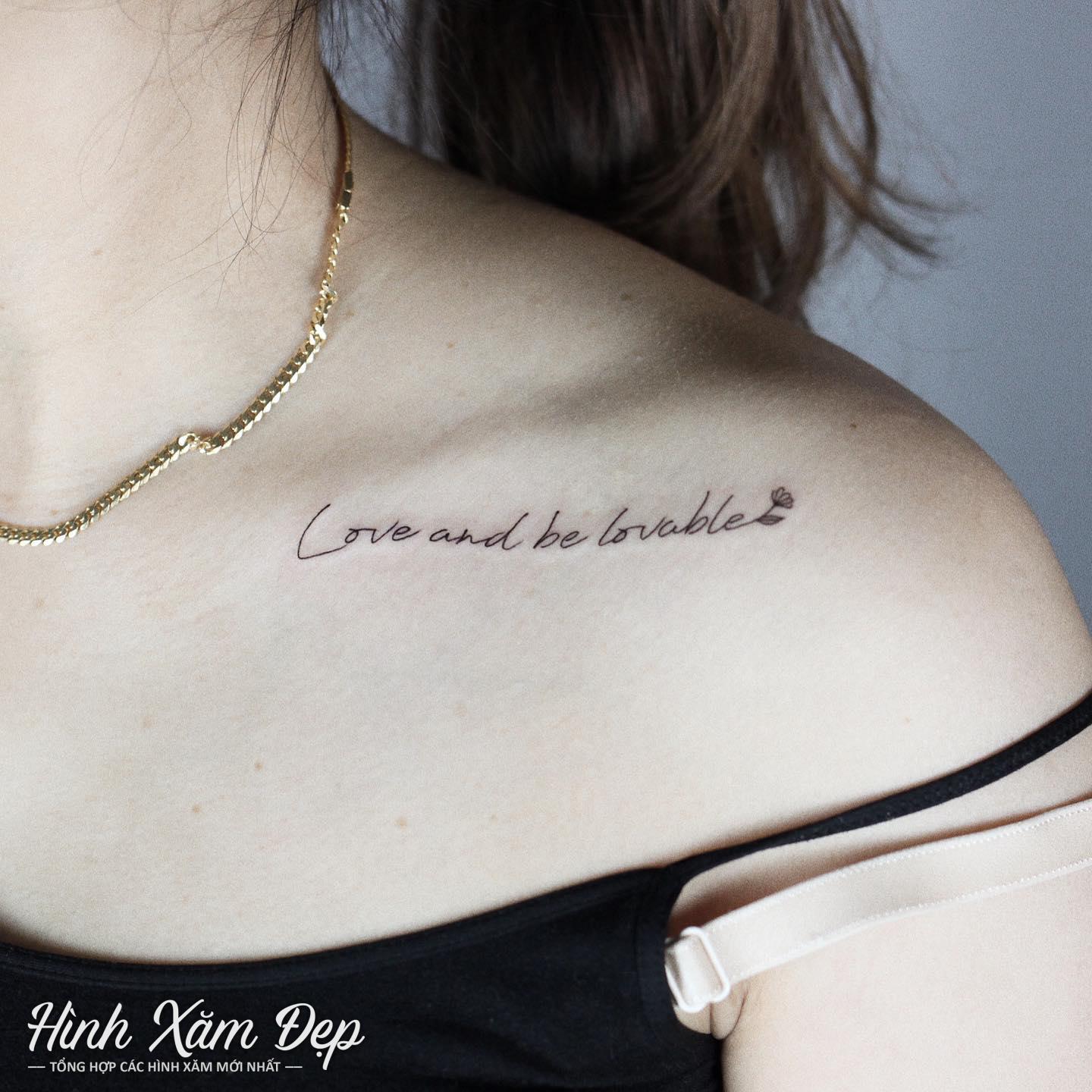 Hình xăm chữ trước ngực nữ