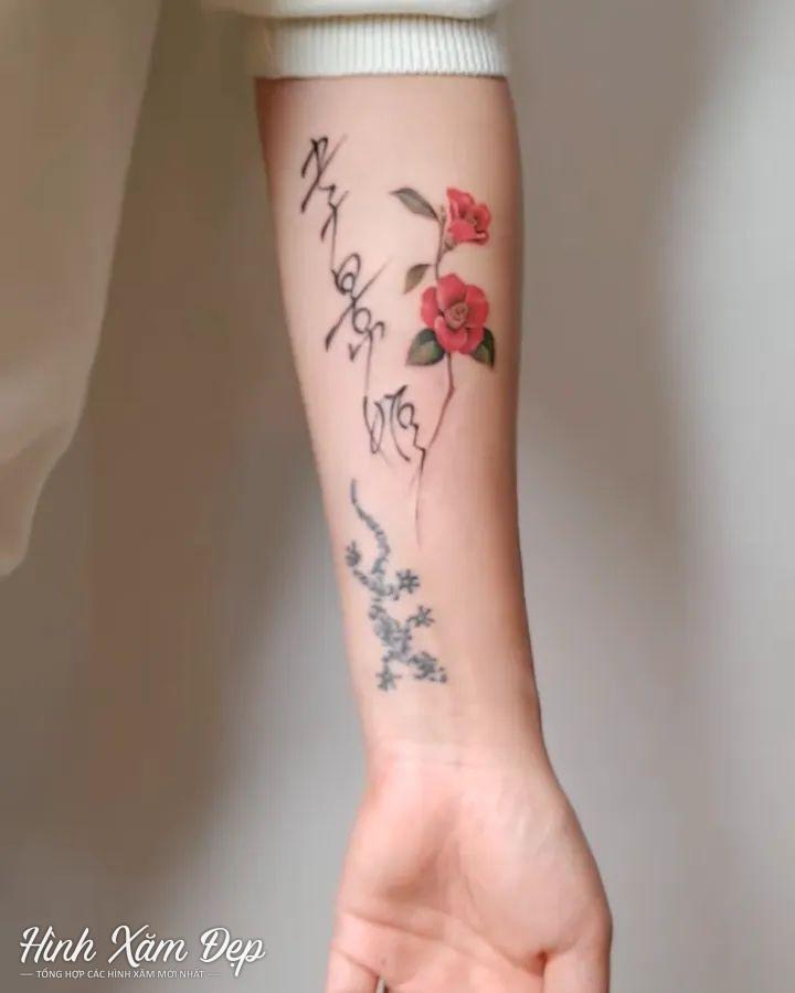 Hình xăm chữ và hoa cánh tay