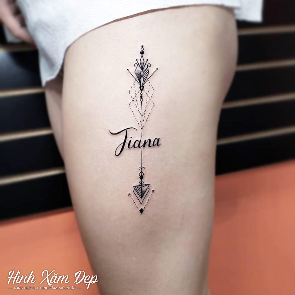 Hình xăm chữ và mũi tên đùi
