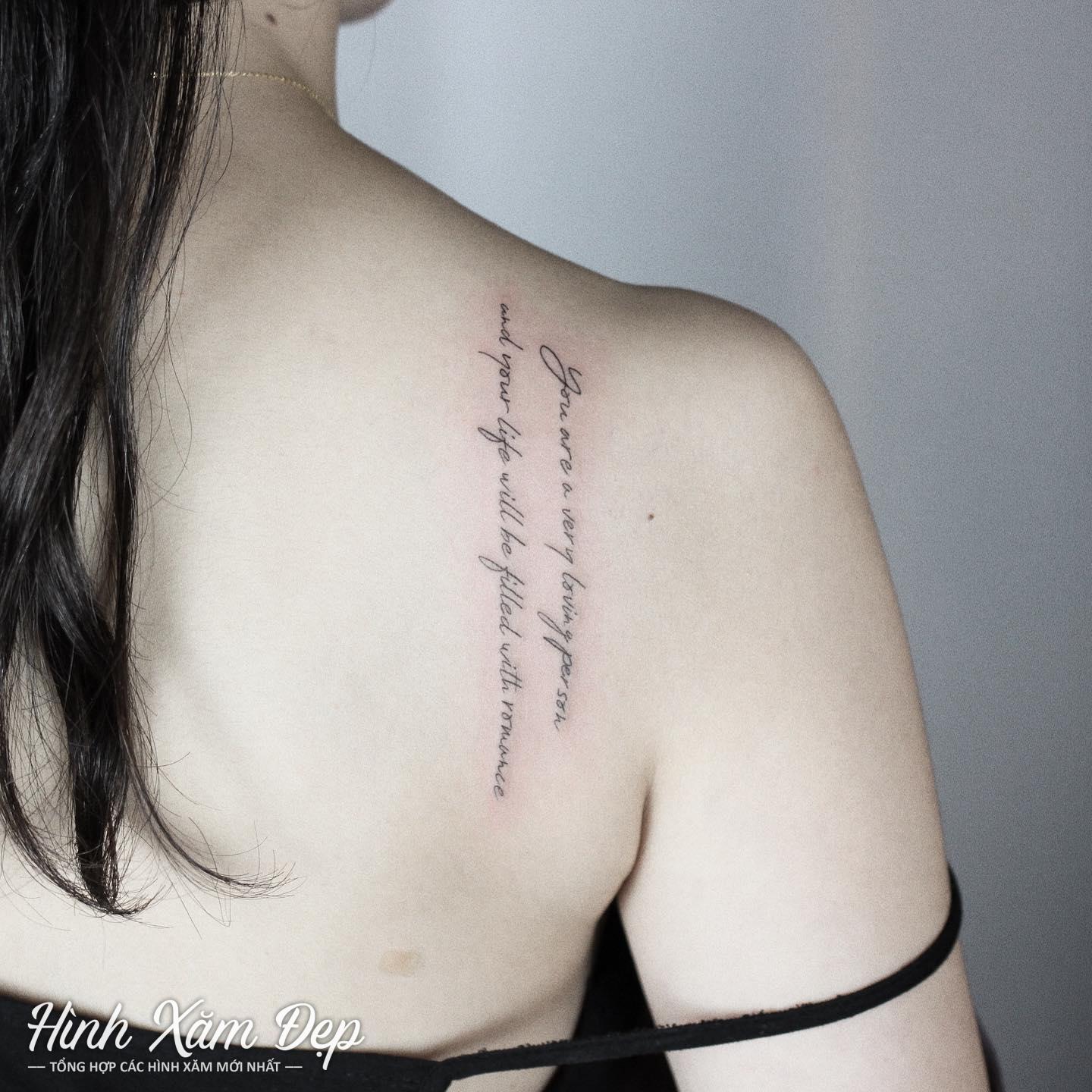 Hình xăm chữ vai sau cho nữ