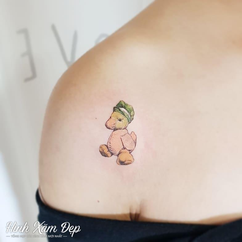 Hình xăm chú vịt mini bắp vai trong cho nữ