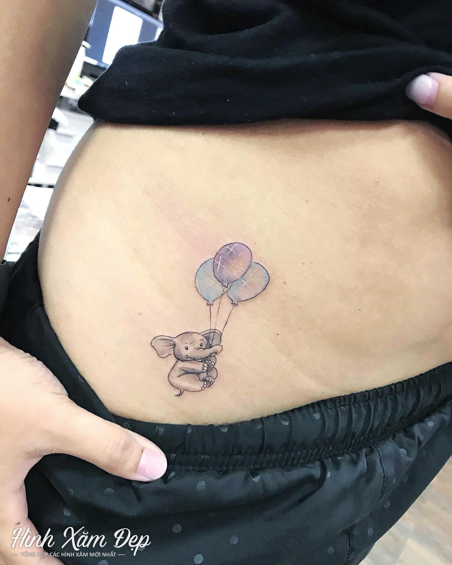 Hình xăm chú voi cầm bong bóng ở hông