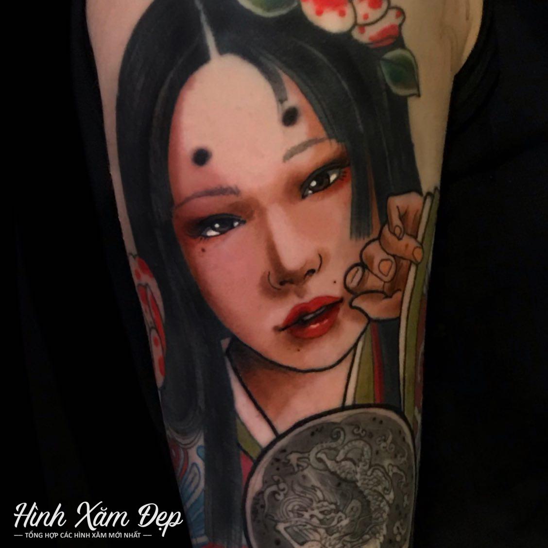 Hình xăm cô gái bắp tay