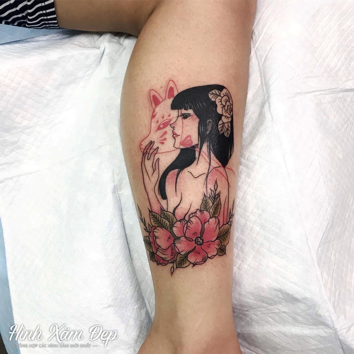 Hình xăm cô gái đeo mặt nạ bắp chân