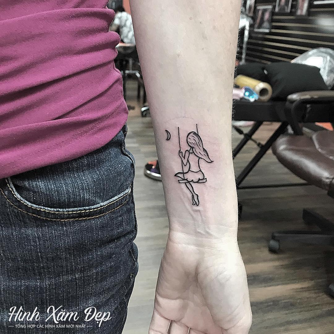 Hình xăm cô gái mini cổ tay