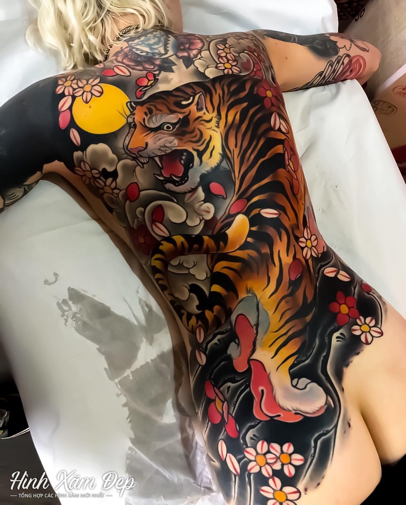 Hình xăm con hổ full lưng qua tay cho nữ