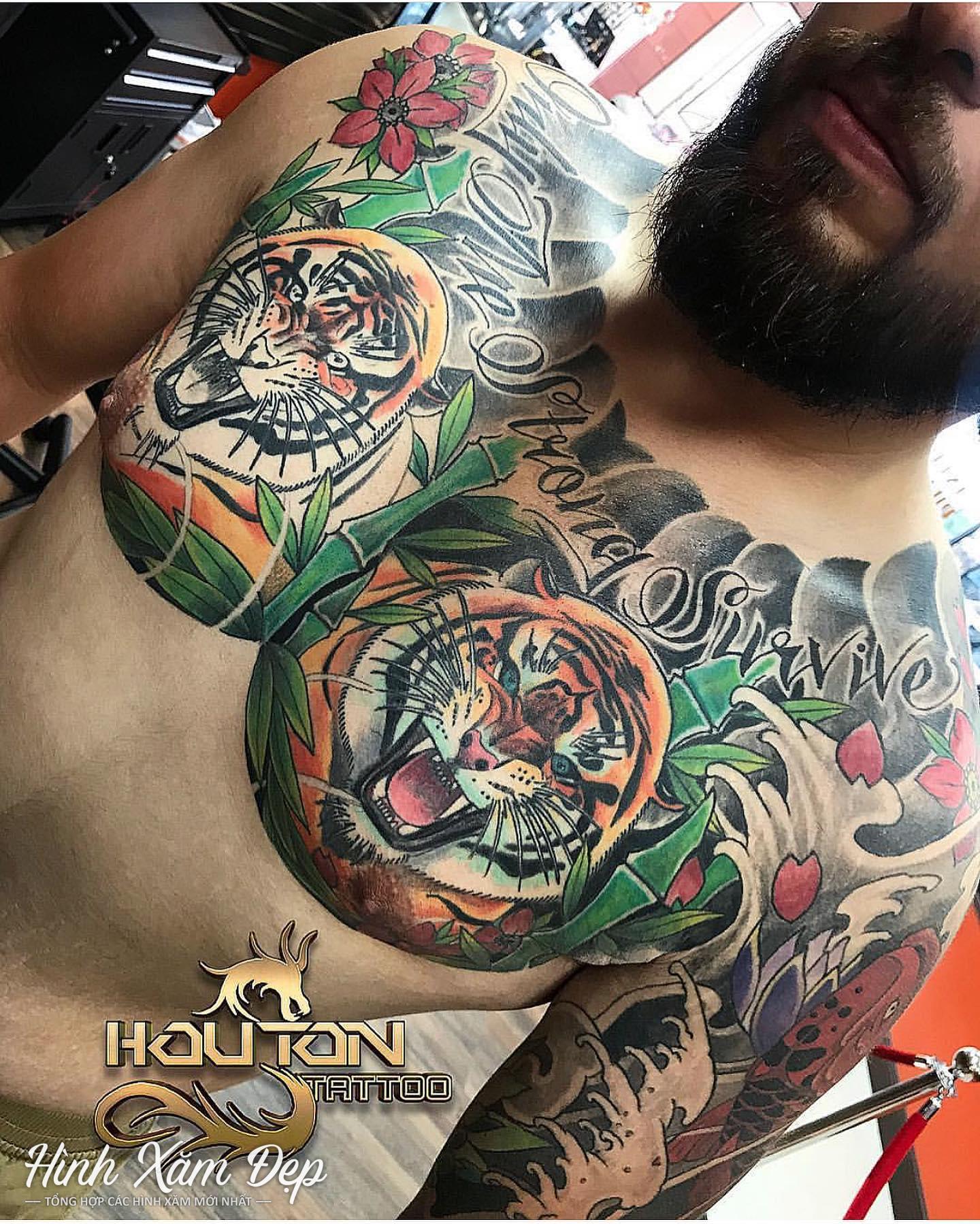 Hình xăm con hổ nửa ngực sang bắp tay nam