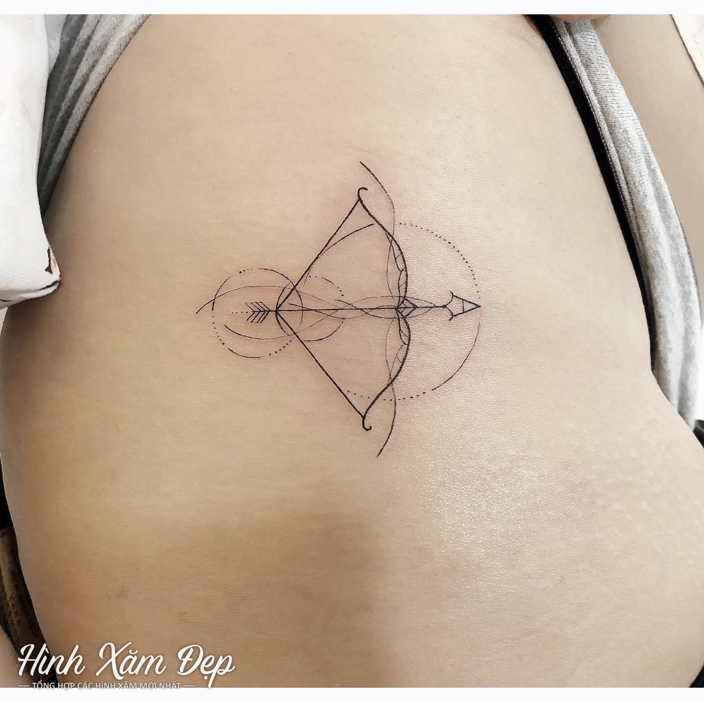 Hình xăm cung tên ở ngang hông