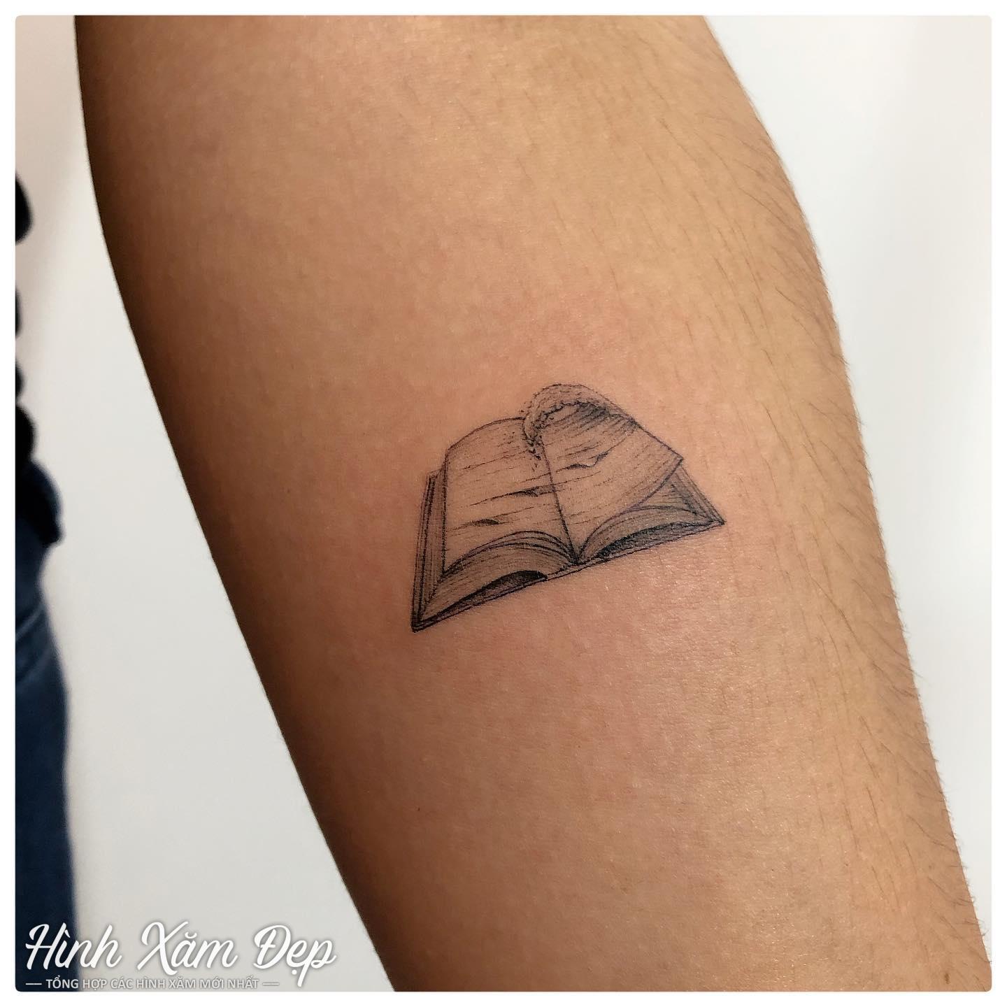 Hình xăm cuốn sách mini cánh tay