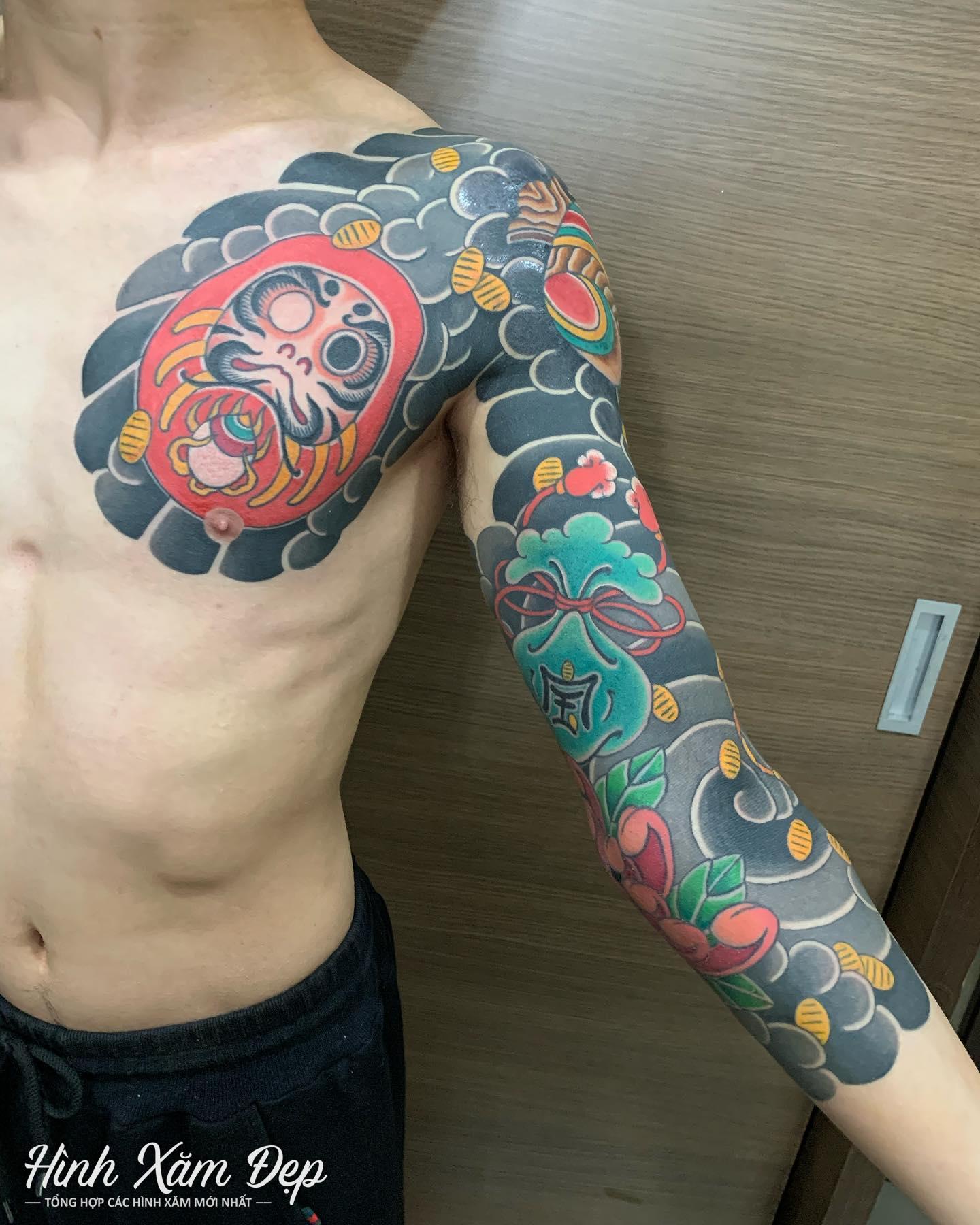 Hình xăm daruma nhật cổ full tay qua ngực