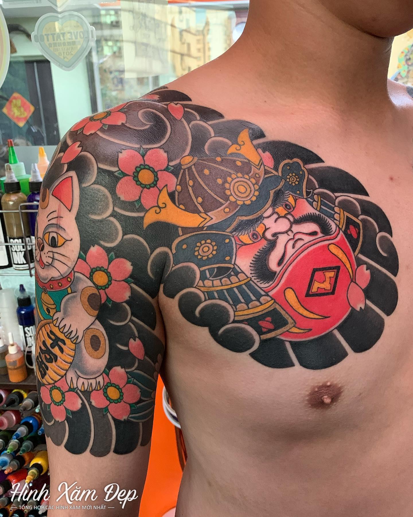 Hình xăm daruma và mèo thần tài full bắp tay qua ngực