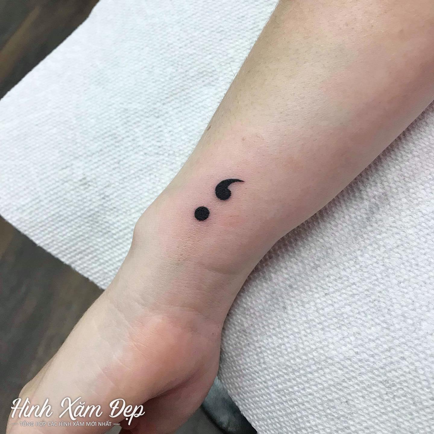 Hình xăm dấu chấm phẩy cổ tay