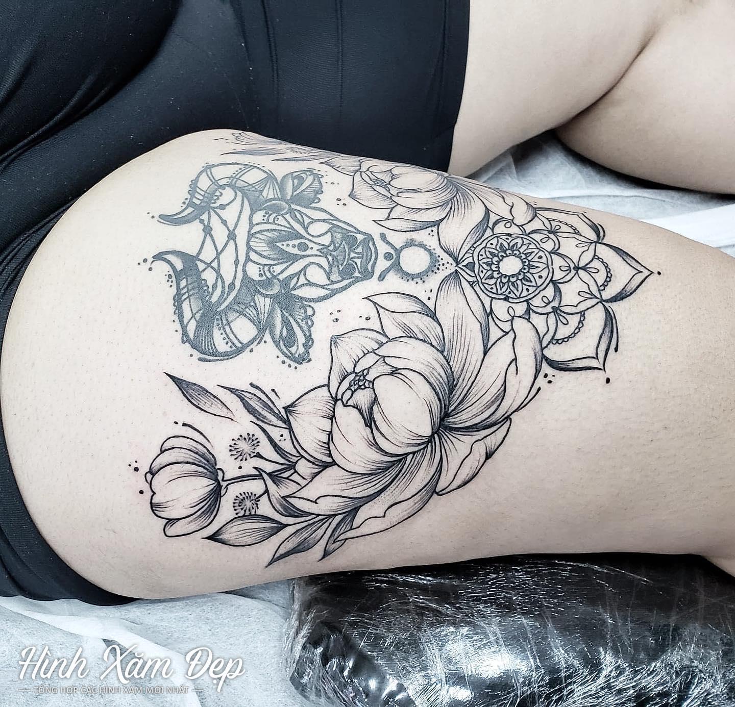 Hình xăm đầu trâu và hoa 1 mặt đùi