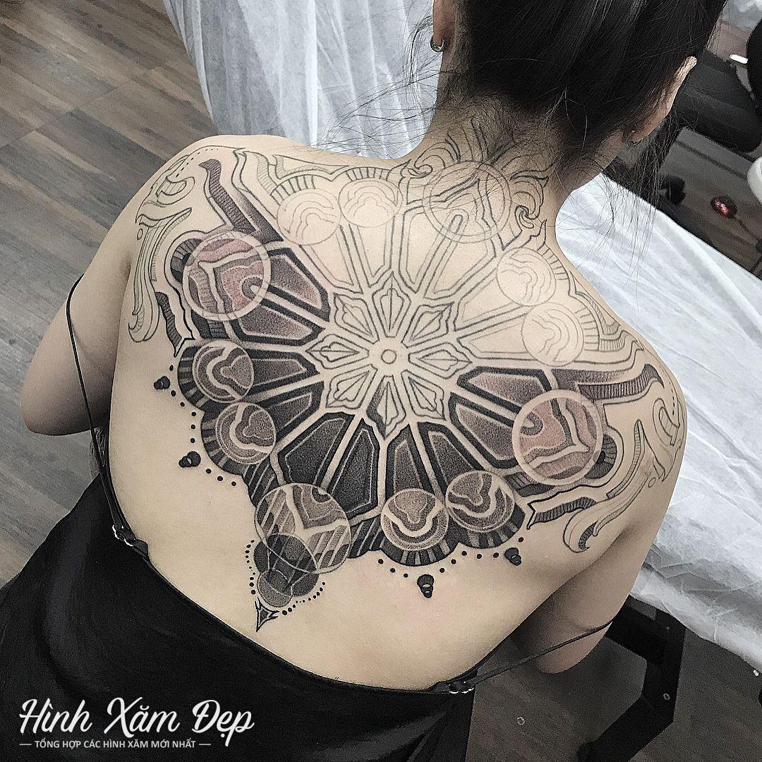 Hình xăm độc lạ ở lưng