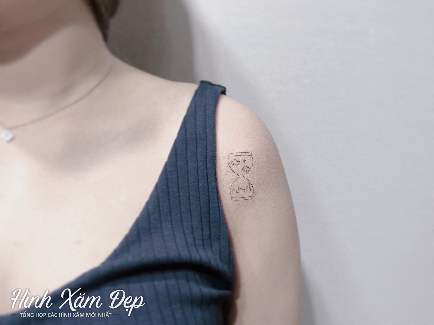 Hình xăm đồng hồ cát mini bắp vai
