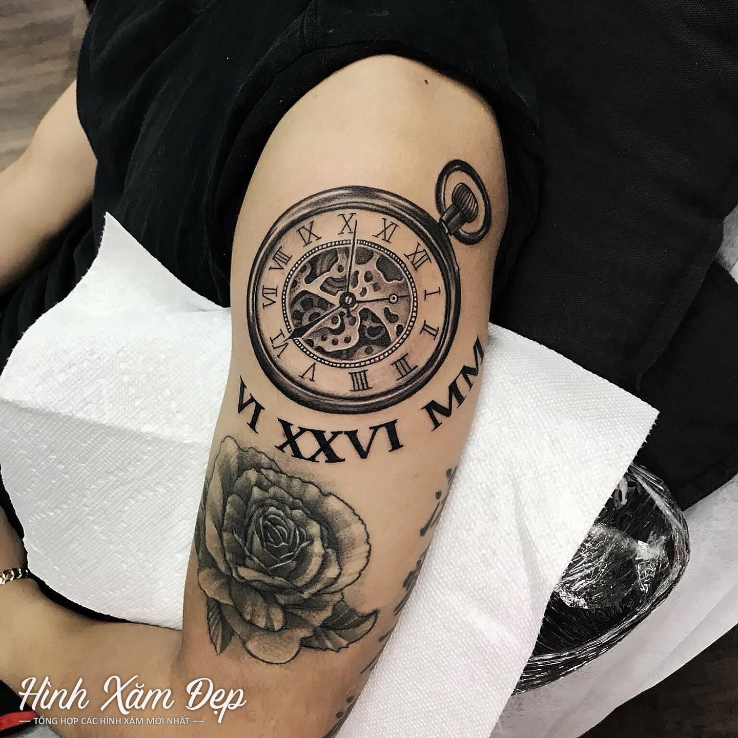 Hình xăm đồng hồ kết hợp la mã bông hoa bắp tay