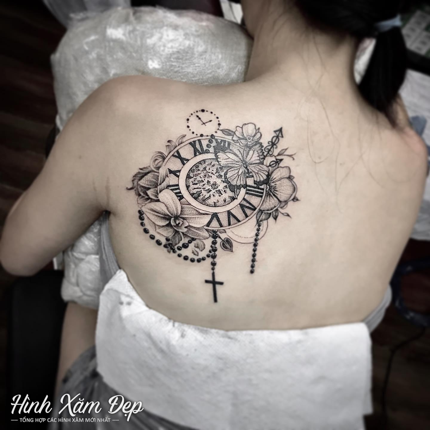 Hình xăm đồng hồ la mã vai sau cho nữ