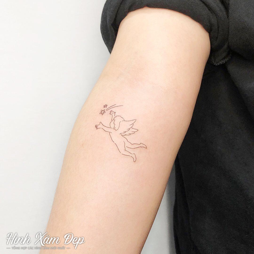 Hình xăm em bé mang đôi cánh ở cánh tay