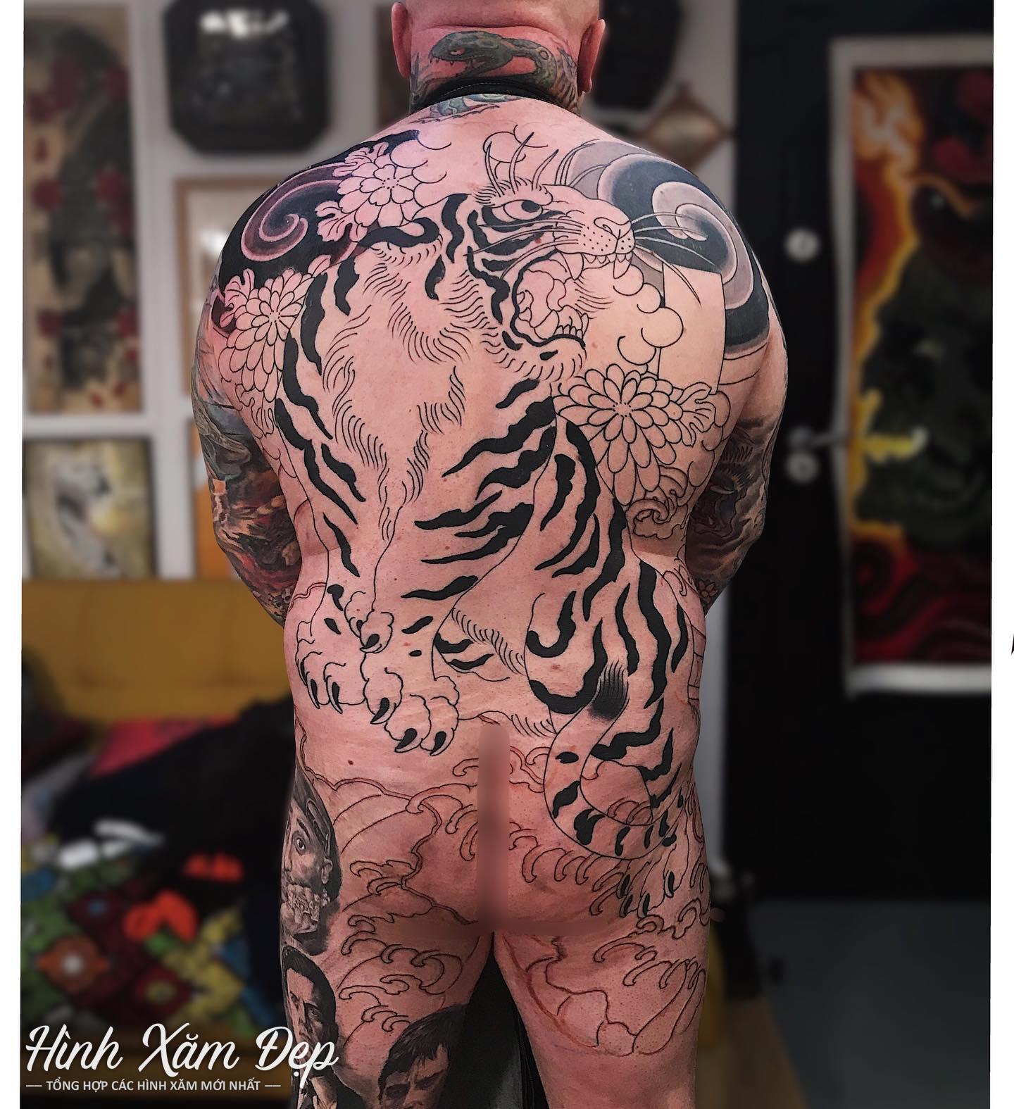 Hình xăm full lưng xuống mông