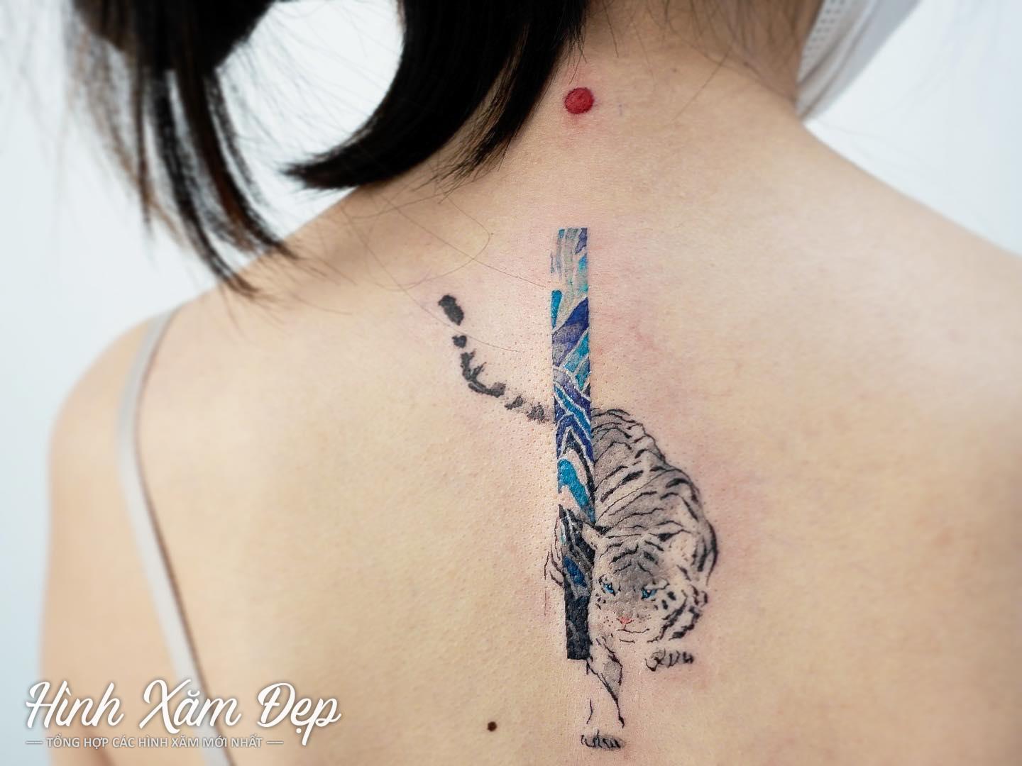 Hình xăm hổ mini sống lưng
