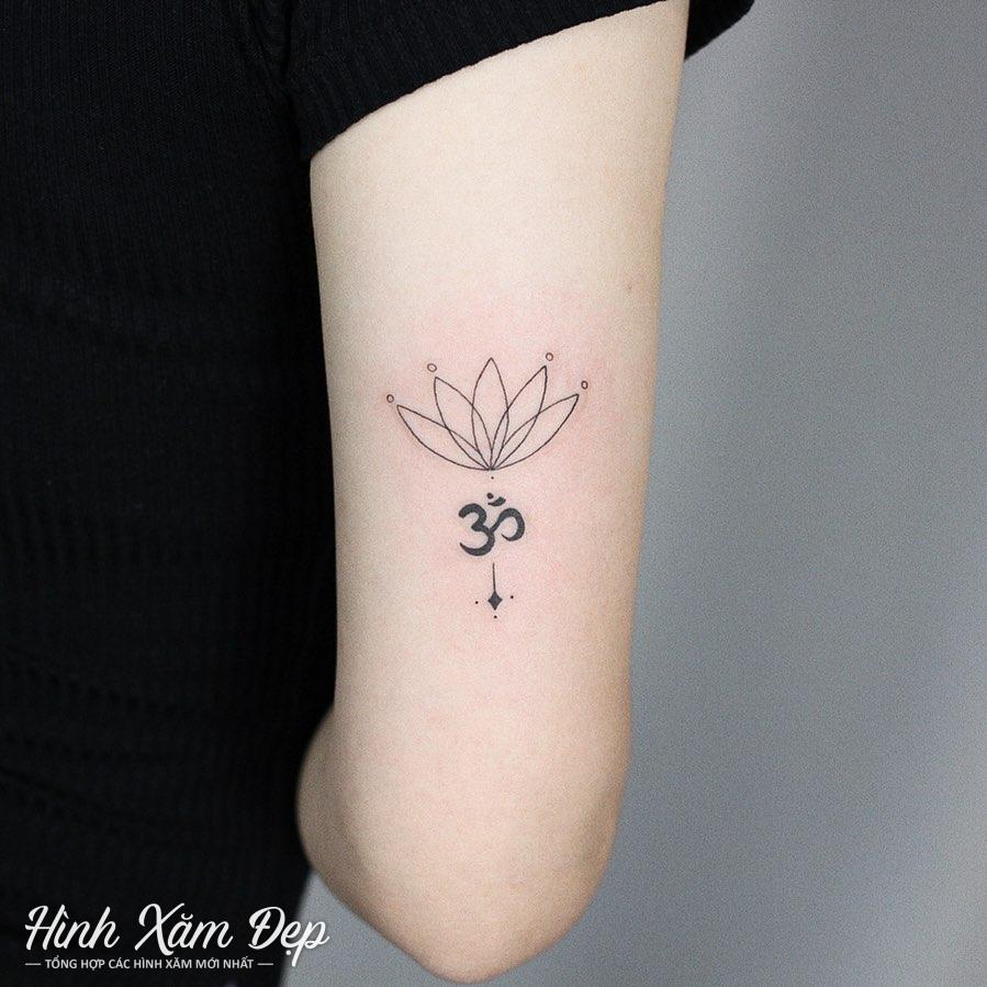Hình xăm hoa bắp tay ngoài
