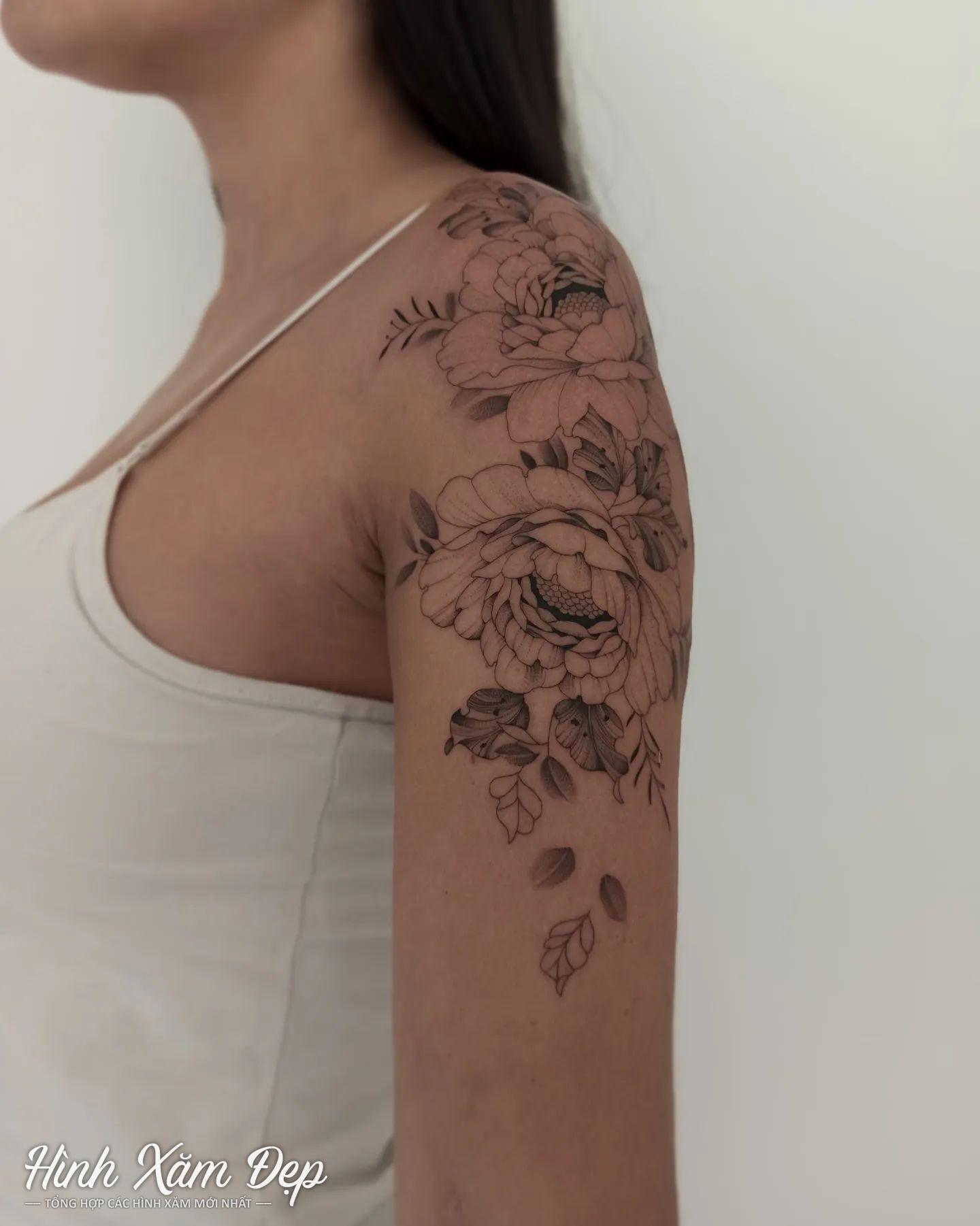 Hình xăm hoa bắp vai