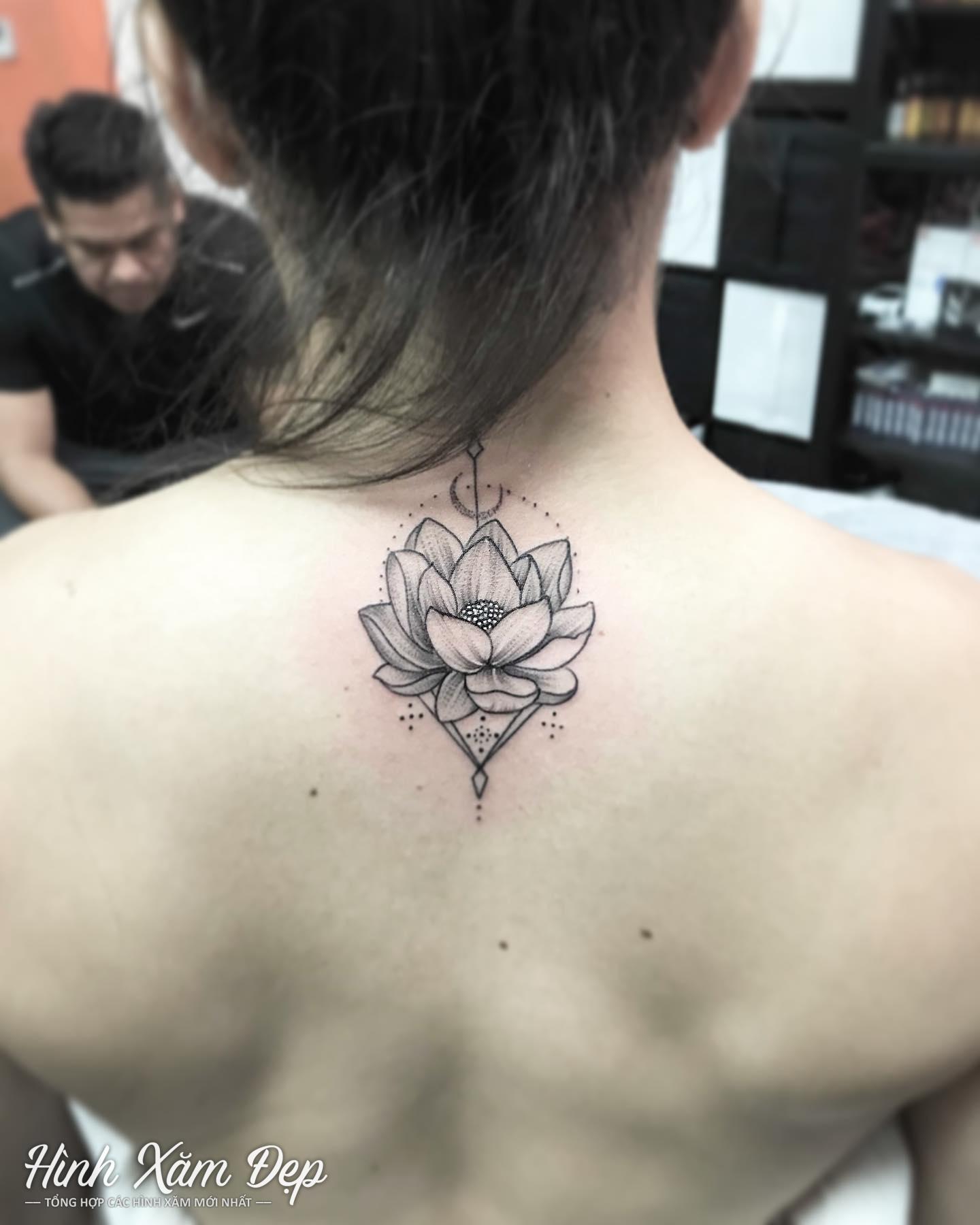 Hình xăm hoa bỉ ngạn ở lưng cho nữ