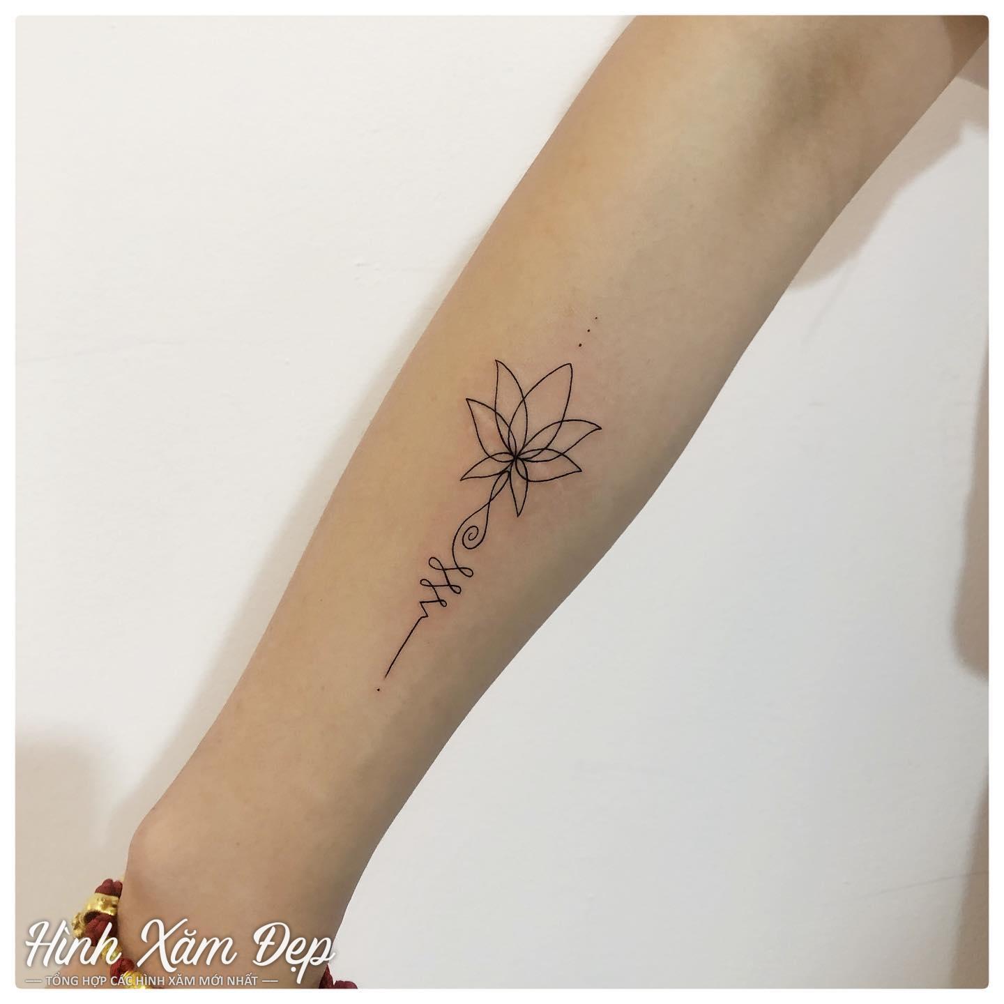 Hình xăm hoa cánh tay cho nữ