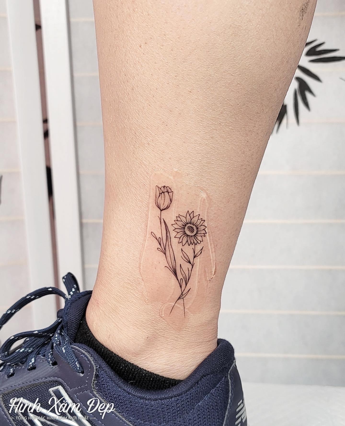 Hình xăm hoa cúc mini cổ chân