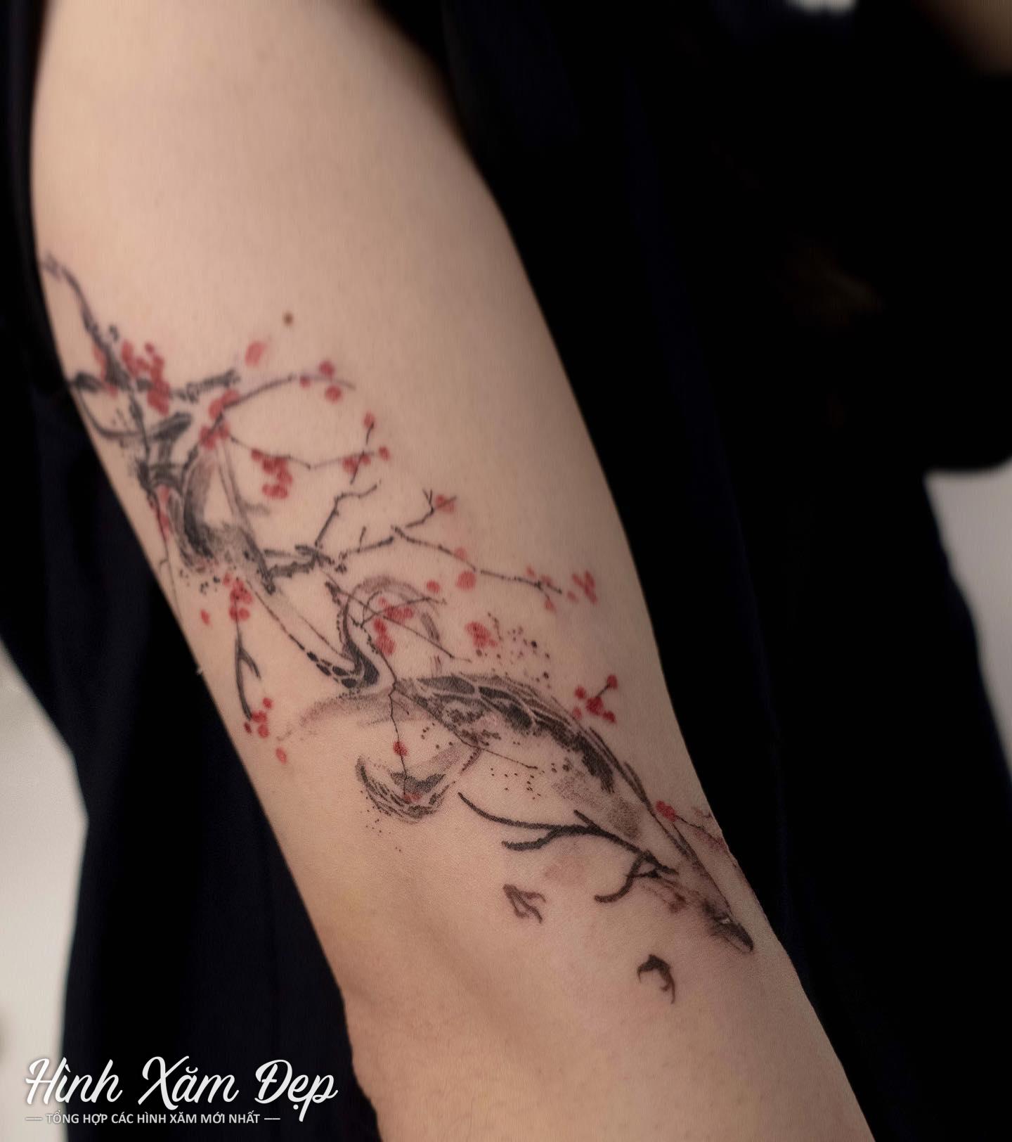 Hình xăm hoa đào bắp tay