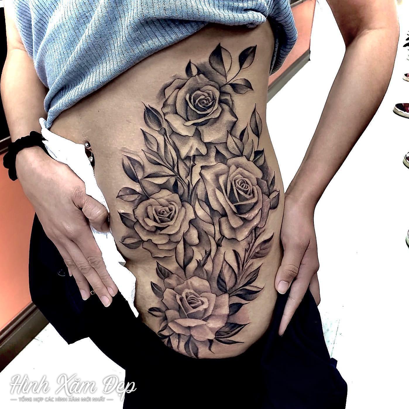 Hình xăm hoa hồng 1 bên bụng