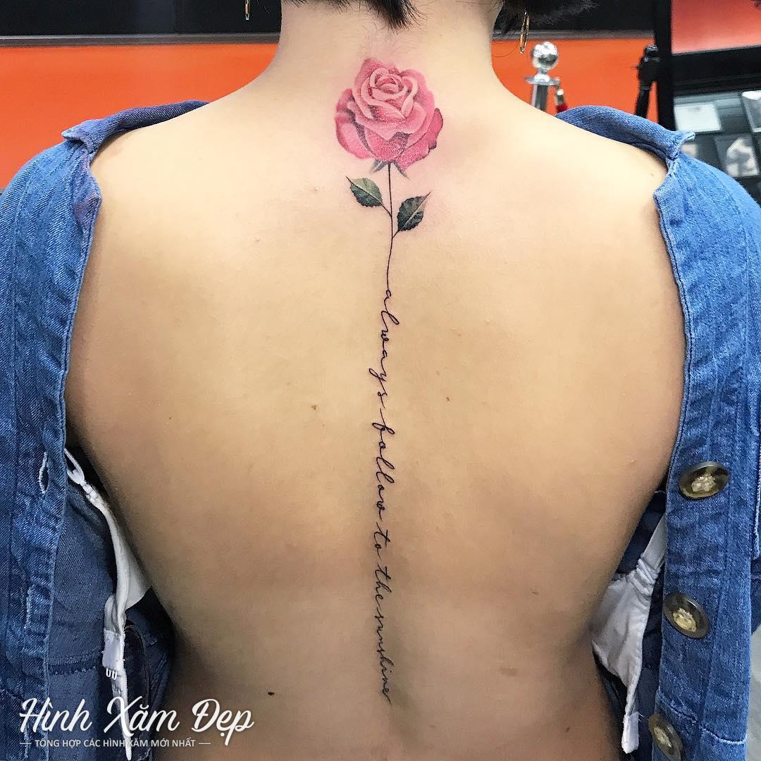 Hình xăm hoa hồng kết hợp chữ dọc sống lưng