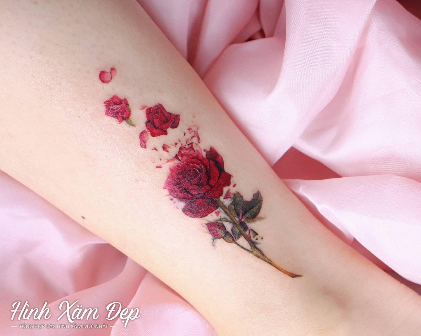 Hình xăm hoa hồng mini cổ chân