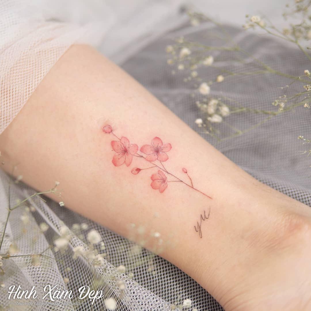 Hình xăm hoa hồng mini ở cổ tay