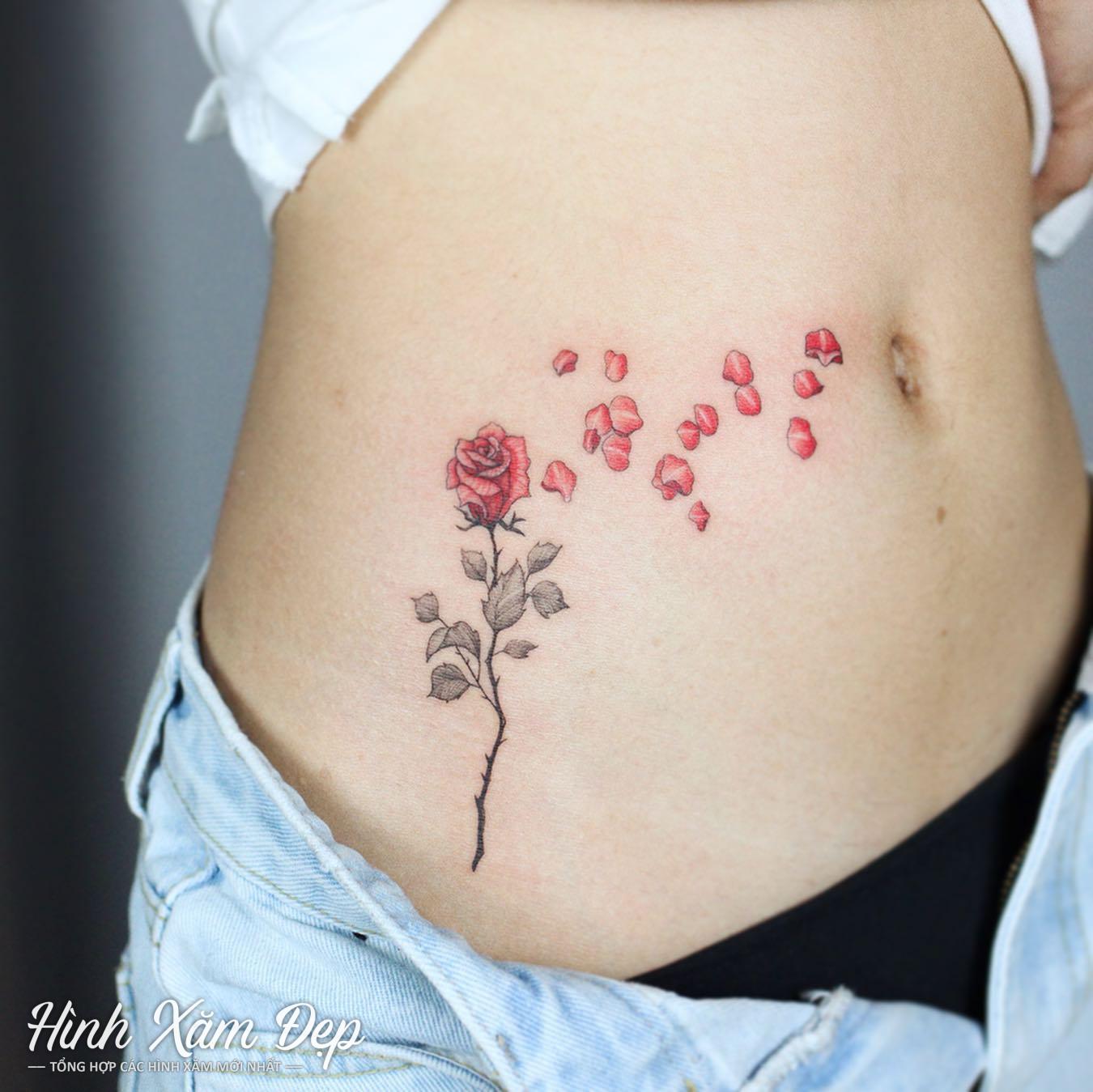 Hình xăm hoa hồng mini phần eo