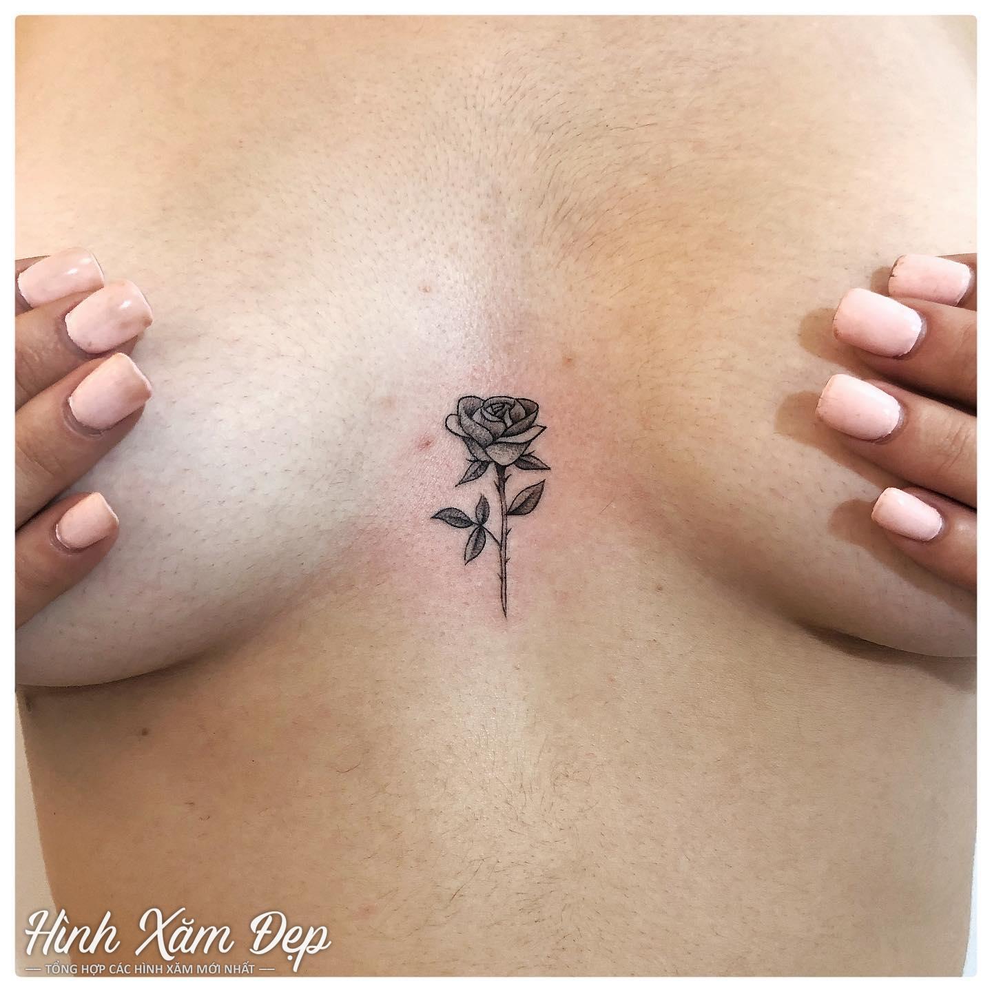 Hình xăm hoa hồng trước ngực cho nữ