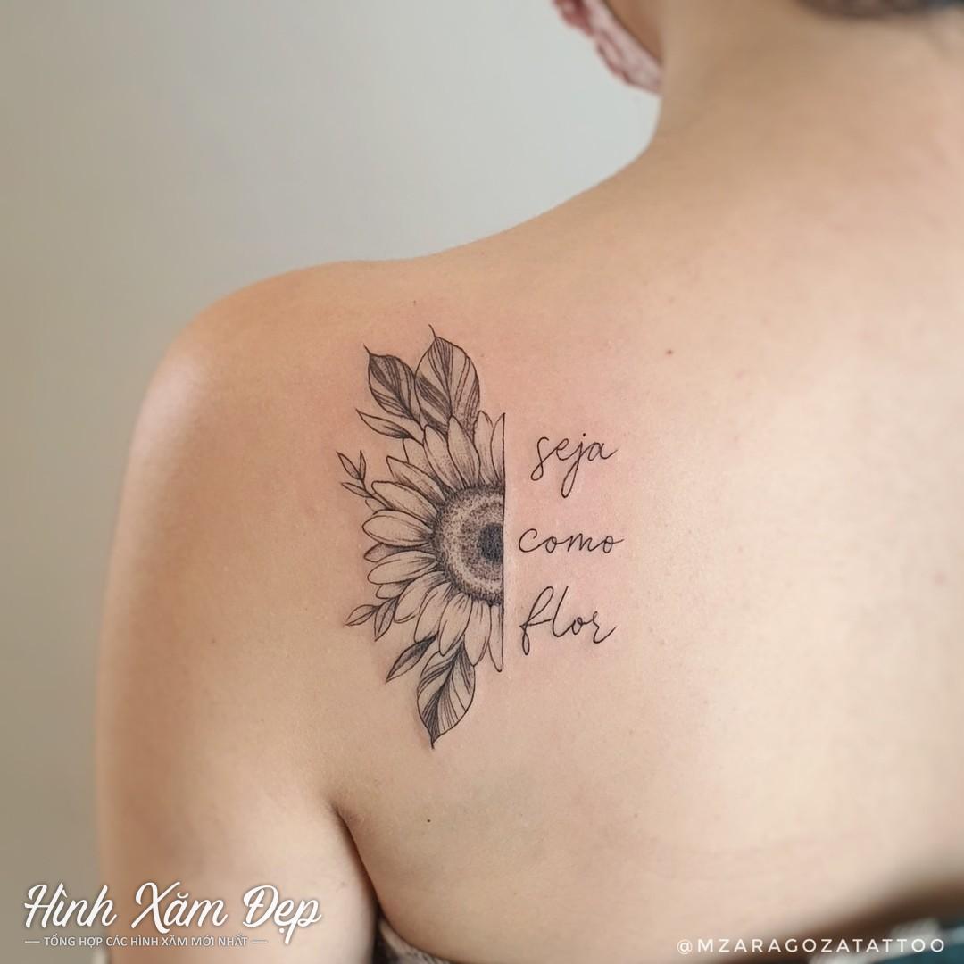 Hình xăm hoa hướng dương và chữ sau vai