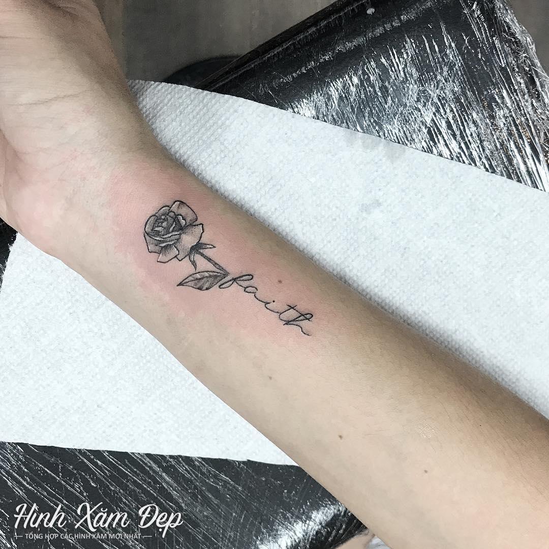Hình xăm hoa kết hợp chữ cổ tay