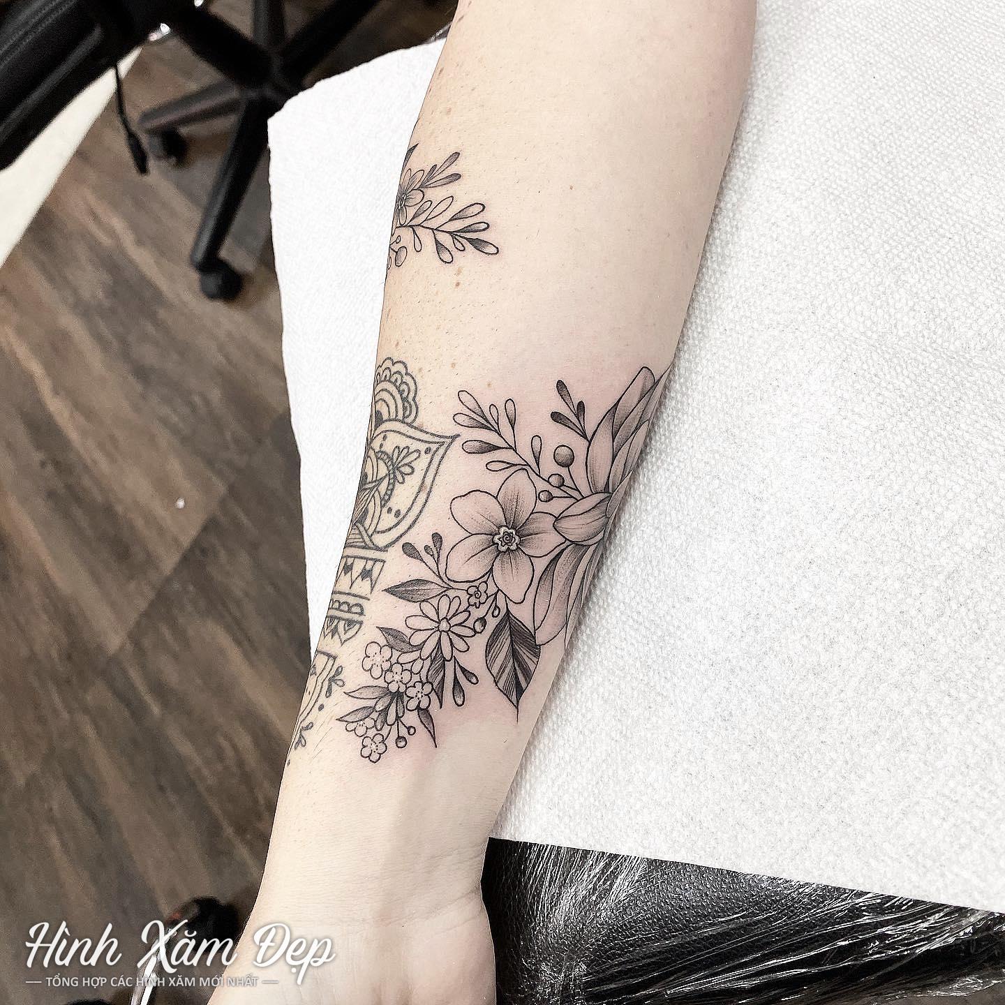 Hình xăm hoa lá cánh tay nữ