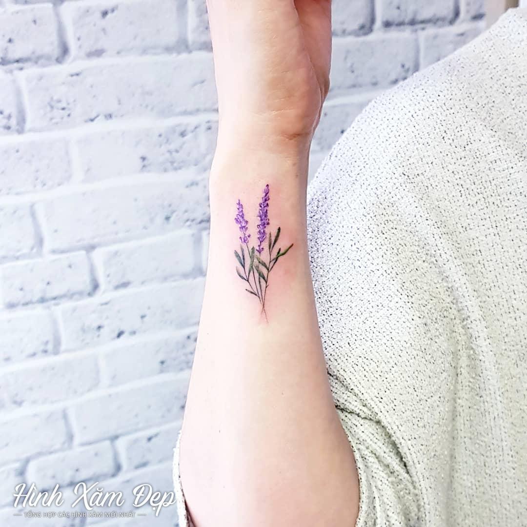 Hình xăm hoa lá cổ tay