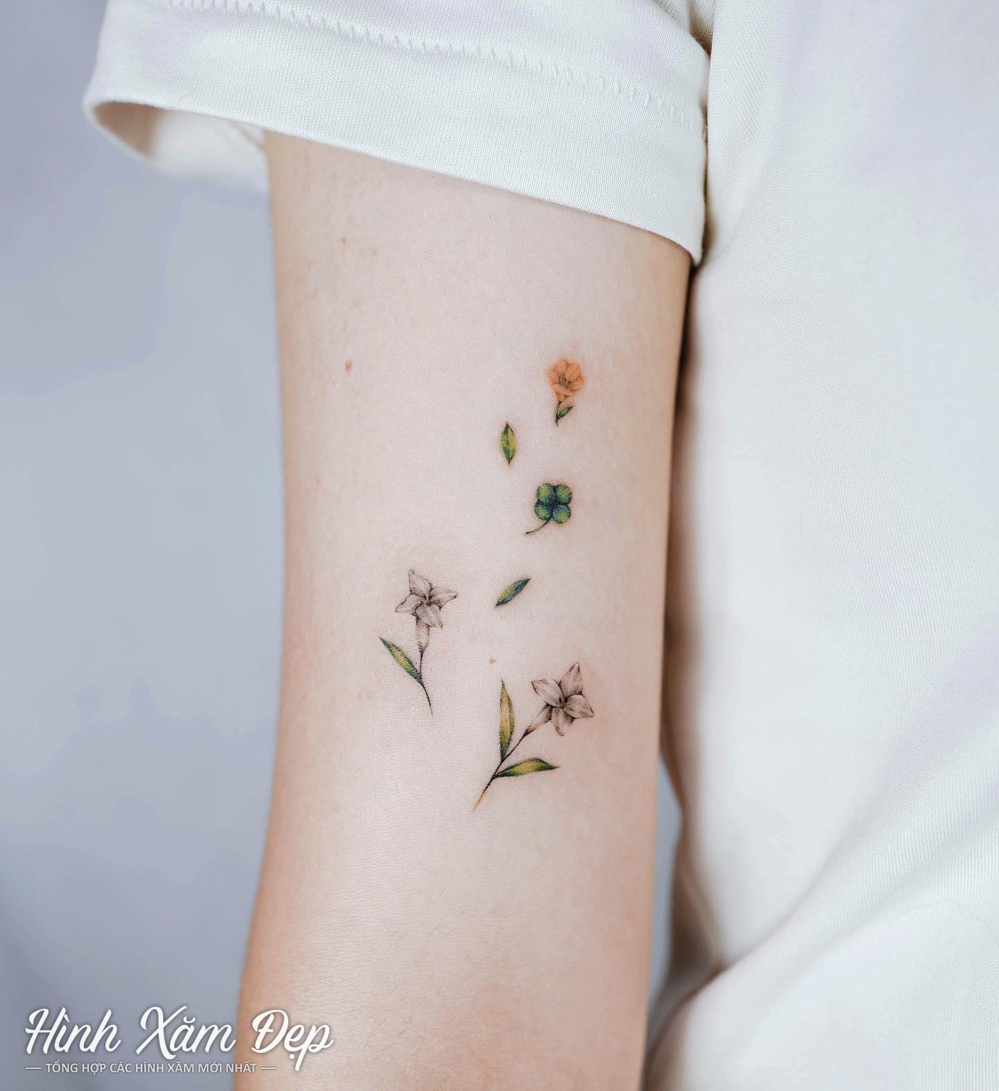 Hình xăm hoa lá mini bắp tay nữ