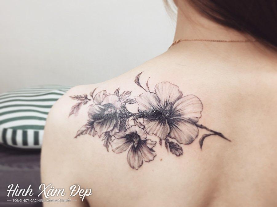 Hình xăm hoa lá ở sau vai